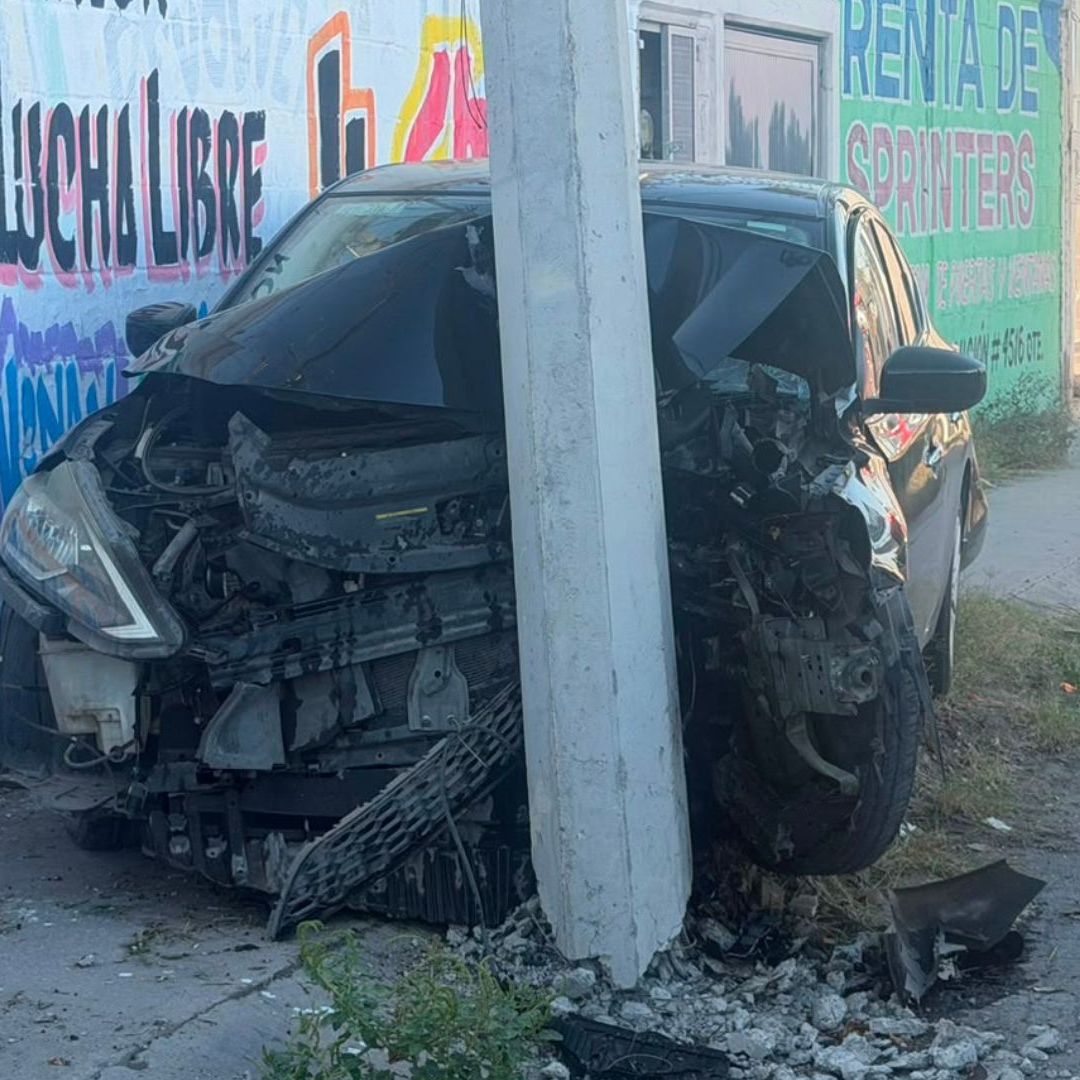 Conductora Choca Contra Poste de Luz en Bulevar la Nogalera en Torreón